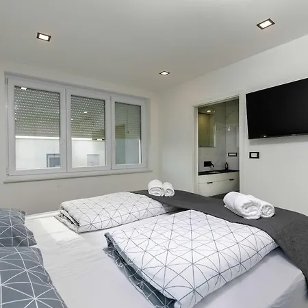 Franka With Pool Near Medulin Vila